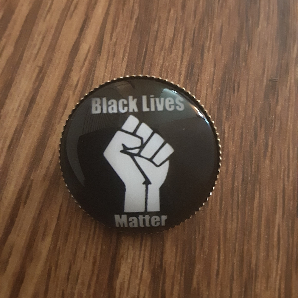 Black lives matter pin